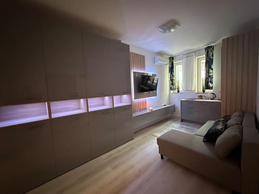 Cozy 1 Bedroom Apartment! Bucarest Exterior foto